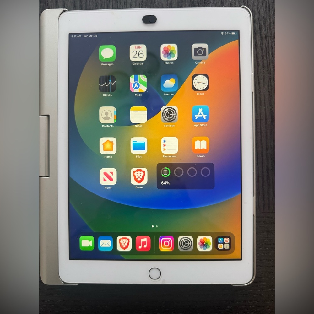 Apple IPad 5th Gen 32GB Silver w/ Bluetooth Keyboard Case Bundle - Pre Owned